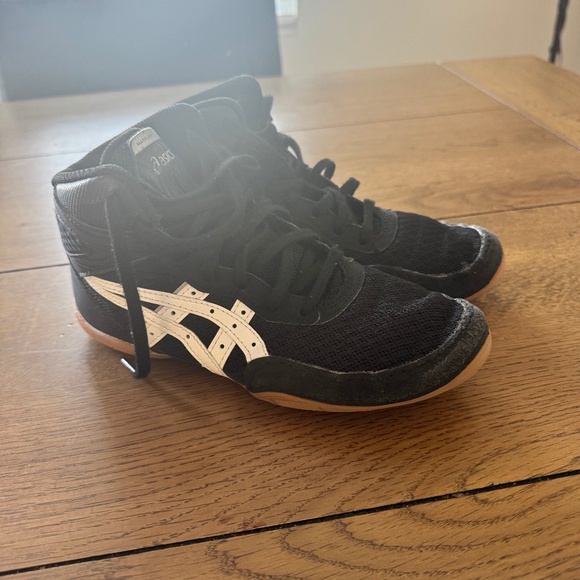 Boys ASIC Wrestling Shoes Size 3 - Picture 1 of 1